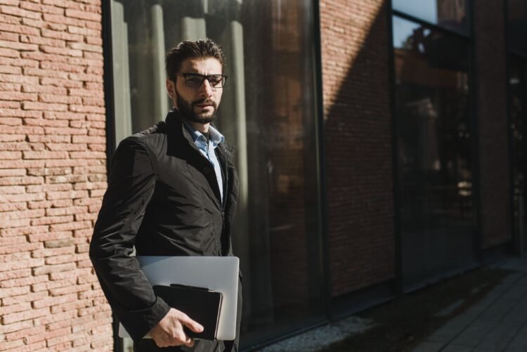 Why Everyone Is Suddenly Wearing AI Smart Glasses in 2026